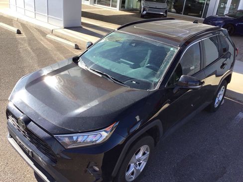 Used 2019 Toyota RAV4 XLE w/ Convenience Package FWD image 17