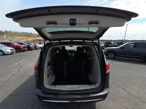 Used 2023 Chrysler Pacifica Touring-L FWD image 30