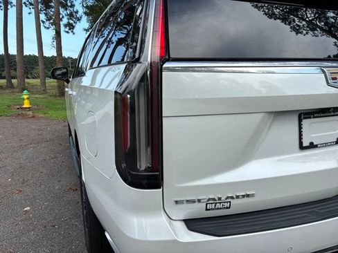 Used 2022 Cadillac Escalade ESV Premium Luxury AWD/4WD image 13
