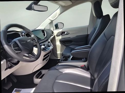 Used 2024 Chrysler Pacifica Touring-L FWD image 10