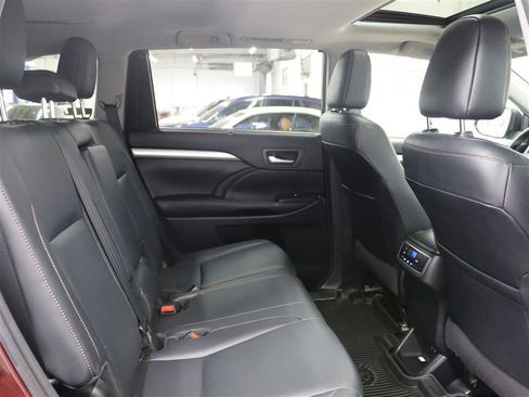 Used 2018 Toyota Highlander XLE AWD/4WD image 22