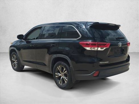 Used 2019 Toyota Highlander LE AWD/4WD image 7