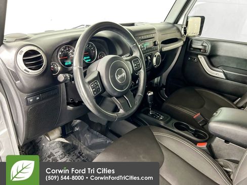 Used 2016 Jeep Wrangler Unlimited Rubicon w/ Connectivity Group image 3