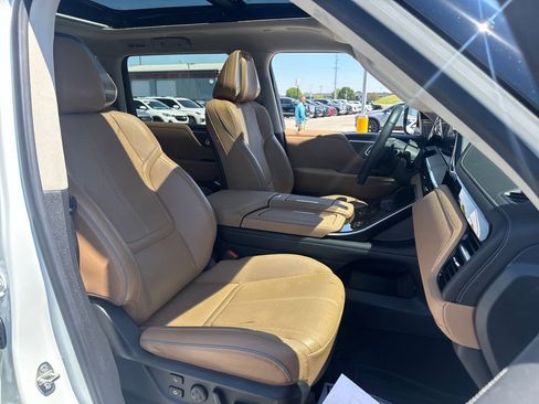 Used 2025 INFINITI QX80 Sensory image 11