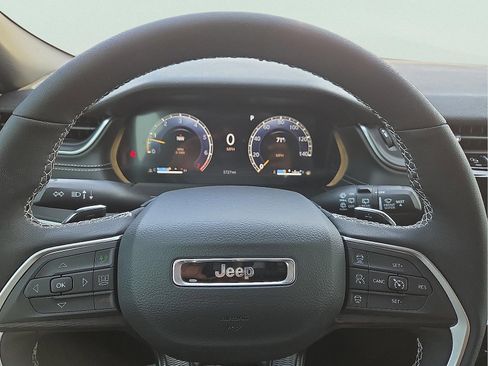 Used 2025 Jeep Grand Cherokee L Altitude image 24