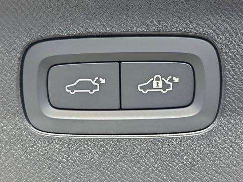 New 2026 Volvo XC90 T8 Plus w/ Protection Package Premier image 14