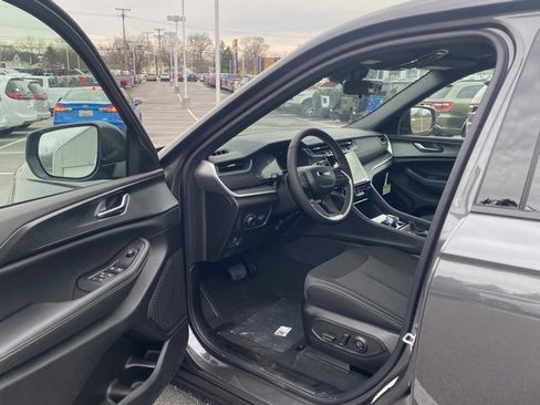 New 2025 Jeep Grand Cherokee L Laredo image 14