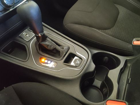 Used 2020 Jeep Cherokee Latitude FWD image 26
