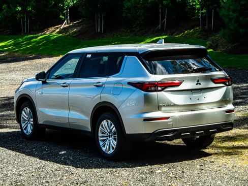 New 2025 Mitsubishi Outlander ES image 6