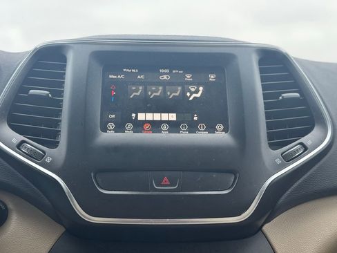 Used 2019 Jeep Cherokee Latitude w/ Popular Appearance Group image 19