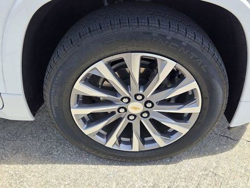 Used 2023 Chevrolet Traverse Premier FWD image 18