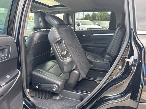Used 2018 Toyota Highlander XLE image 17