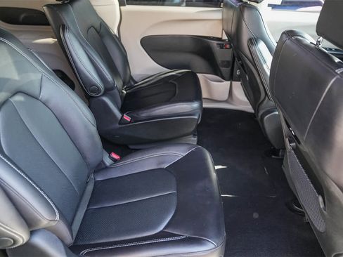 Used 2022 Chrysler Pacifica Touring-L image 13