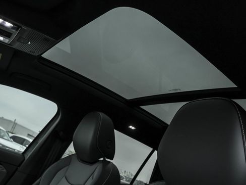 New 2025 Volkswagen Tiguan SE R-Line image 9