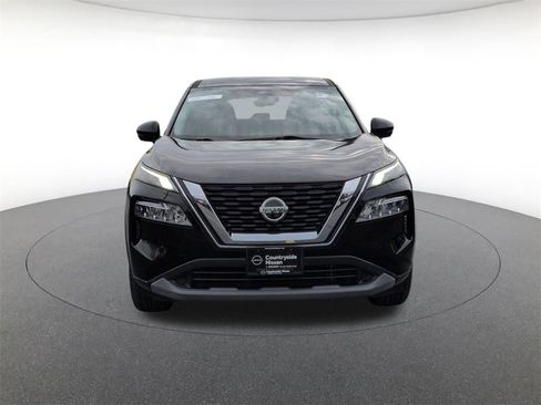 Used 2021 Nissan Rogue SV image 2