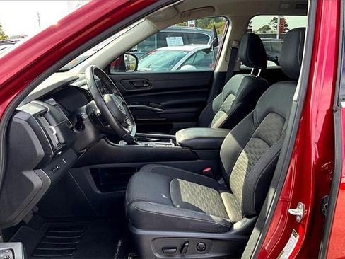 Used 2024 Nissan Pathfinder SV image 18