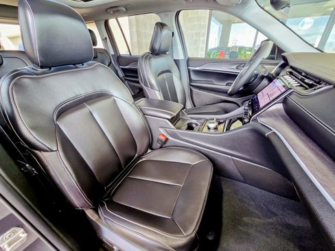 Used 2024 Jeep Grand Cherokee Limited w/ Black Appearance Package image 29