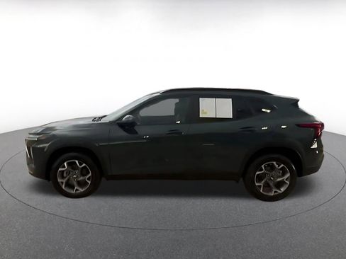 Used 2025 Chevrolet Trax LT FWD image 9