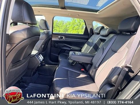 Certified 2022 Kia Sorento S w/ Panoramic Sunroof Package AWD/4WD image 10