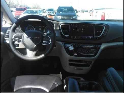 Used 2023 Chrysler Pacifica Touring-L FWD image 10