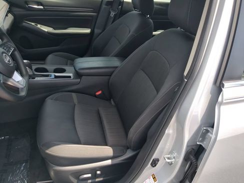 Used 2025 Nissan Altima 2.5 SV FWD image 21