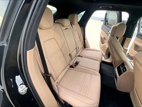 Used 2022 Porsche Cayenne AWD/4WD image 31