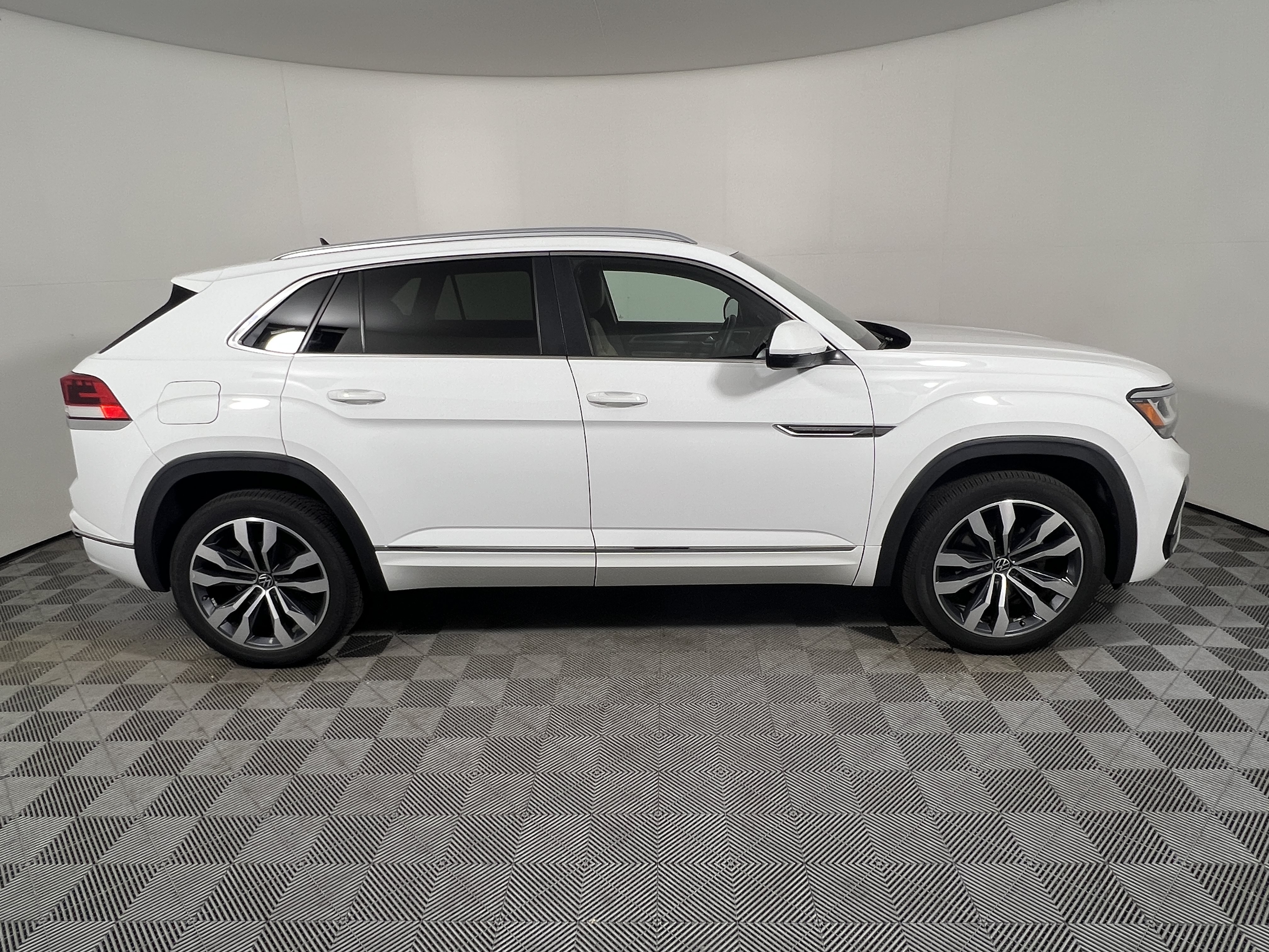 Used 2020 Volkswagen Atlas Cross Sport SEL R-Line AWD/4WD image 6