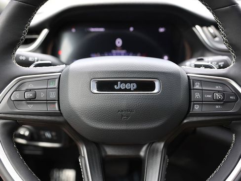Used 2025 Jeep Grand Cherokee Altitude AWD/4WD image 37