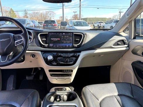 Used 2021 Chrysler Pacifica Touring-L w/ Uconnect Theater Family Group image 3