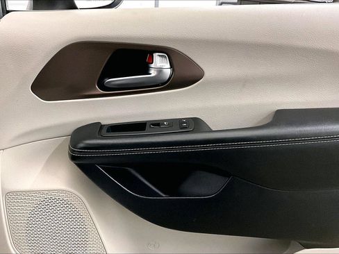 Used 2020 Chrysler Voyager L image 23
