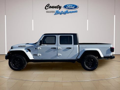 Used 2024 Jeep Gladiator Willys image 3