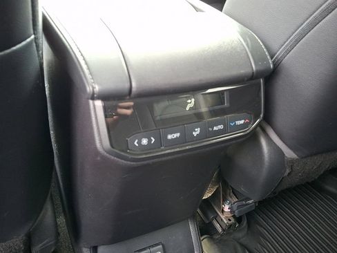 Used 2023 Toyota Highlander XLE AWD/4WD image 11