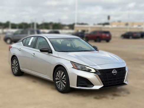 Certified 2024 Nissan Altima 2.5 SV FWD image 6