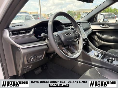 Used 2025 Jeep Grand Cherokee Altitude AWD/4WD image 16
