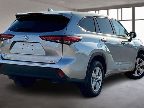 Used 2021 Toyota Highlander LE image 3