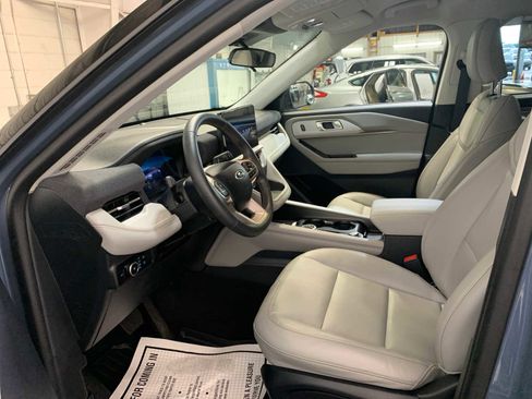 Used 2025 Ford Explorer Active w/ Active Comfort Package image 8