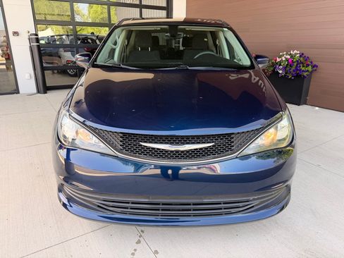 Used 2017 Chrysler Pacifica Touring FWD image 2