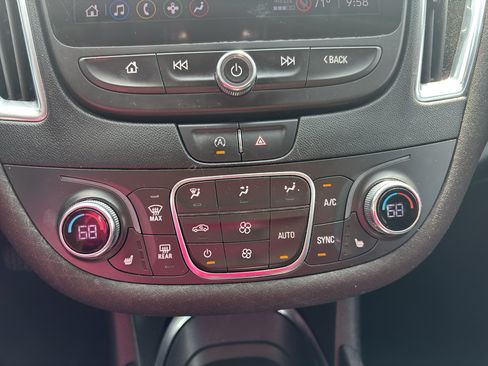 Used 2021 Chevrolet Malibu LT FWD image 18