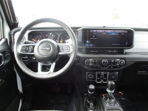 Used 2025 Jeep Wrangler Unlimited Sahara AWD/4WD image 17