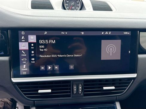 Used 2019 Porsche Cayenne Turbo w/ Premium Plus Package image 16