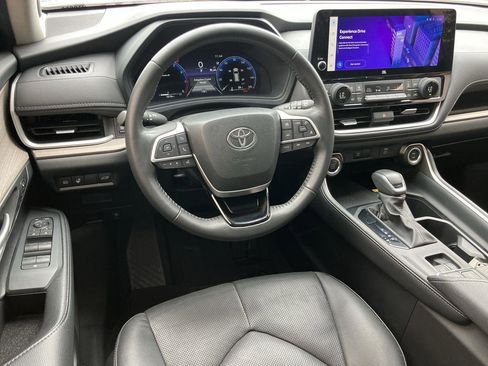 Certified 2024 Toyota Grand Highlander FWD image 16