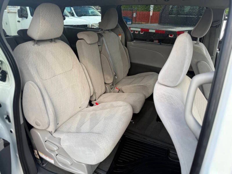 Used 2019 Toyota Sienna LE FWD image 23