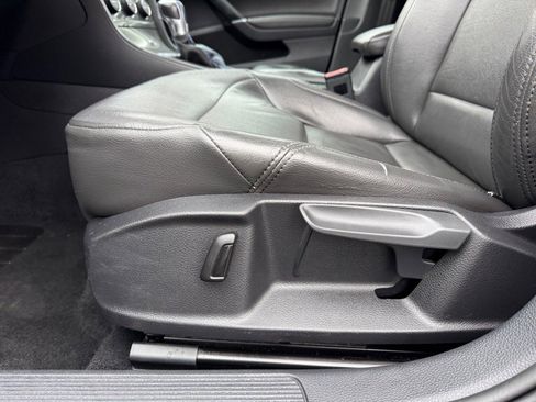 Used 2016 Volkswagen e-Golf SE image 16