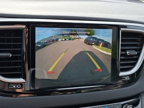 Used 2025 Chrysler Pacifica Select FWD image 19