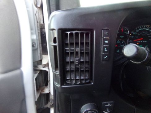 Used 2015 Chevrolet Express 2500 RWD image 31