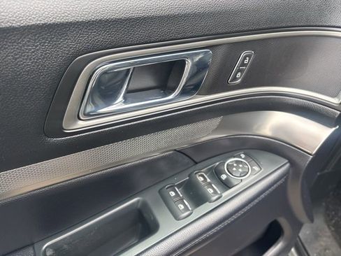 Used 2019 Ford Explorer XLT w/ Equipment Group 201A AWD/4WD image 13