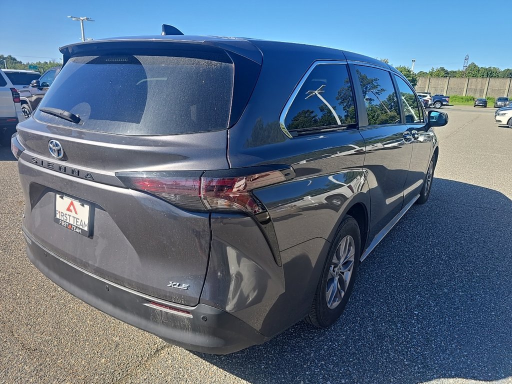 Used 2025 Toyota Sienna XLE FWD image 5