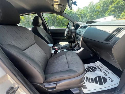 Used 2010 Ford Focus SE FWD image 12