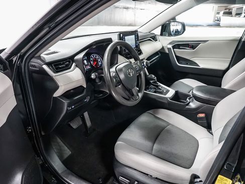 Used 2022 Toyota RAV4 XLE w/ Convenience Package FWD image 18