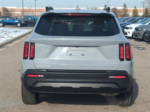 Used 2023 Kia Sorento S w/ Panoramic Sunroof Package image 4